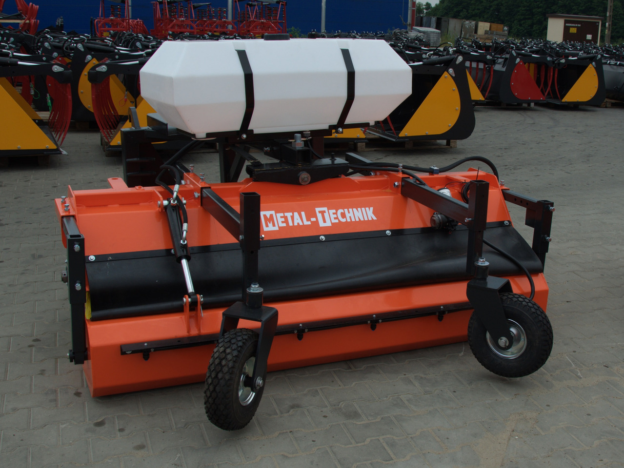 METAL-TECHNIK Kehrmaschine / Sweeper / Balayeuse / Spazzolatrice / Подметательно-уборочная машина / Zamiatarka 2 m - Metle za Prednji utovarivač za traktor: slika 1 METAL-TECHNIK Kehrmaschine / Sweeper / Balayeuse / Spazzolatrice / Подметательно-уборочная машина / Zamiatarka 2 m - Metle za Prednji utovarivač za traktor: slika 1