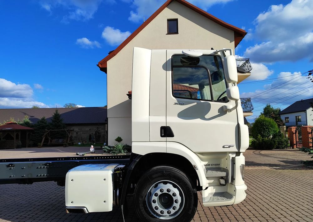 DAF CF 300 4X2 18T EURO 6 SILNIK 11L RAMA DO ZABUDOWY 176 TYS KM - Kamion sa golom šasijom i zatvorenom kabinom: slika 4 DAF CF 300 4X2 18T EURO 6 SILNIK 11L RAMA DO ZABUDOWY 176 TYS KM - Kamion sa golom šasijom i zatvorenom kabinom: slika 4