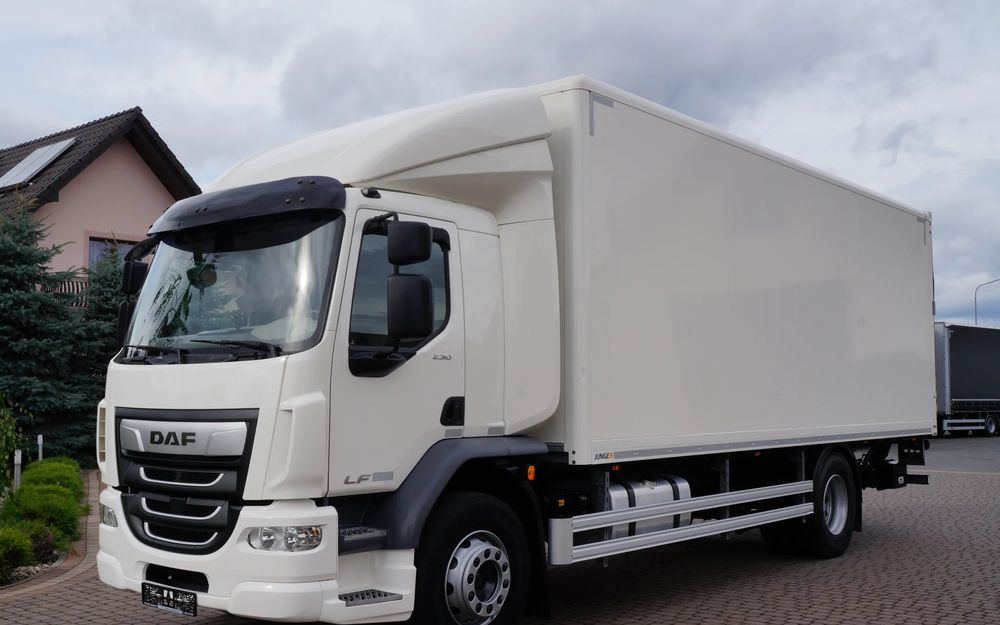 DAF LF 230 18 TON EURO 6 KONTENER 18 PALET ŁAD. 9800 KG WINDA TGM - Kamion sa zatvorenim sandukom: slika 1 DAF LF 230 18 TON EURO 6 KONTENER 18 PALET ŁAD. 9800 KG WINDA TGM - Kamion sa zatvorenim sandukom: slika 1