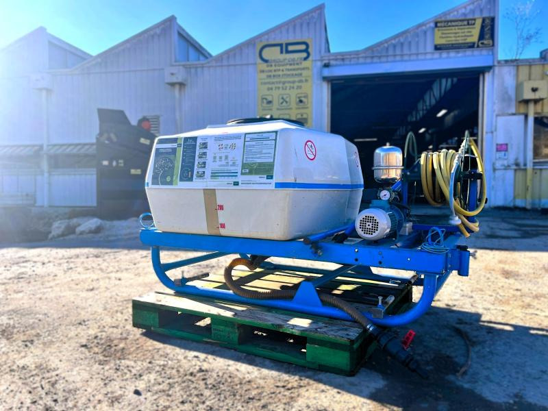 BLANCHARD CUVE D'ARROSAGE PULVERISATEUR AVEC POMPE ELECTRIQUE SUR BERCE (NET DE TVA) - Prskalica montirana na traktor: slika 1 BLANCHARD CUVE D'ARROSAGE PULVERISATEUR AVEC POMPE ELECTRIQUE SUR BERCE (NET DE TVA) - Prskalica montirana na traktor: slika 1