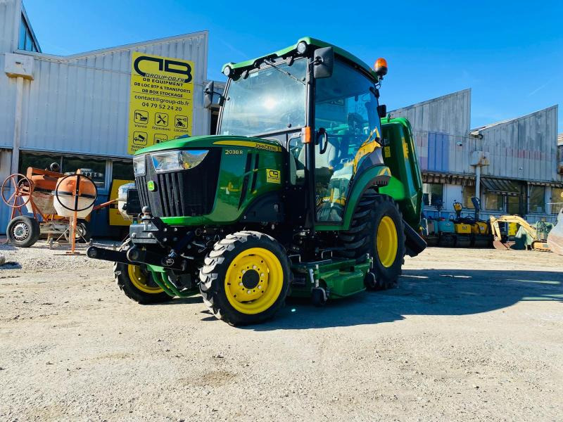 John Deere 2038R avec plateau de coupe et bas de ramassage - Mali traktor: slika 1 John Deere 2038R avec plateau de coupe et bas de ramassage - Mali traktor: slika 1