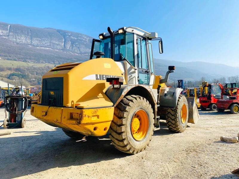 LIEBHERR Chargeuse L524 10T - Utovarivač točkaš: slika 4 LIEBHERR Chargeuse L524 10T - Utovarivač točkaš: slika 4