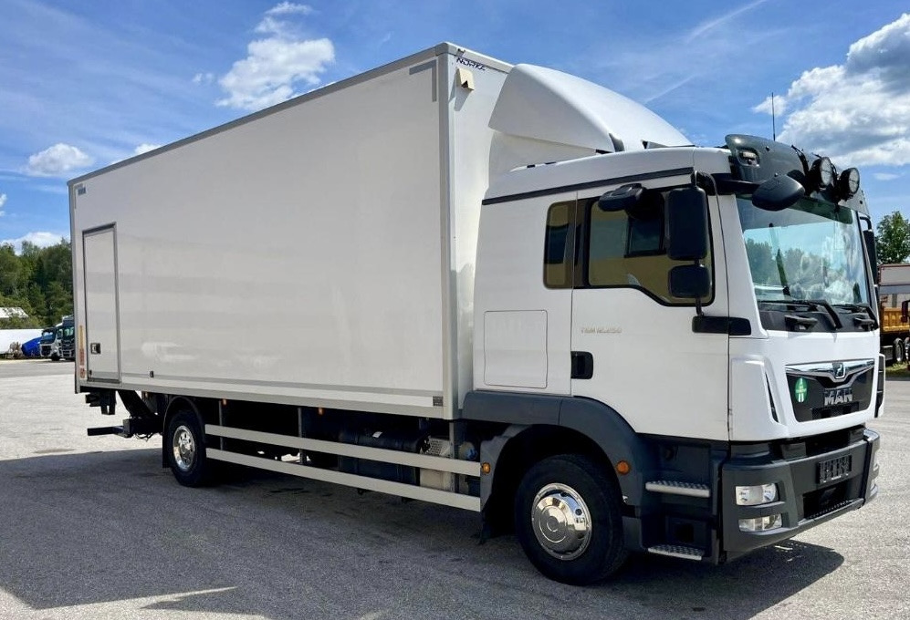 MAN TGM 12.250 / TGL / IZOTERMA / WINDA / 18 EUROPALET / SYPIALKA / AUTOMAT / 2018 ROK - Izotermički kamion: slika 2 MAN TGM 12.250 / TGL / IZOTERMA / WINDA / 18 EUROPALET / SYPIALKA / AUTOMAT / 2018 ROK - Izotermički kamion: slika 2