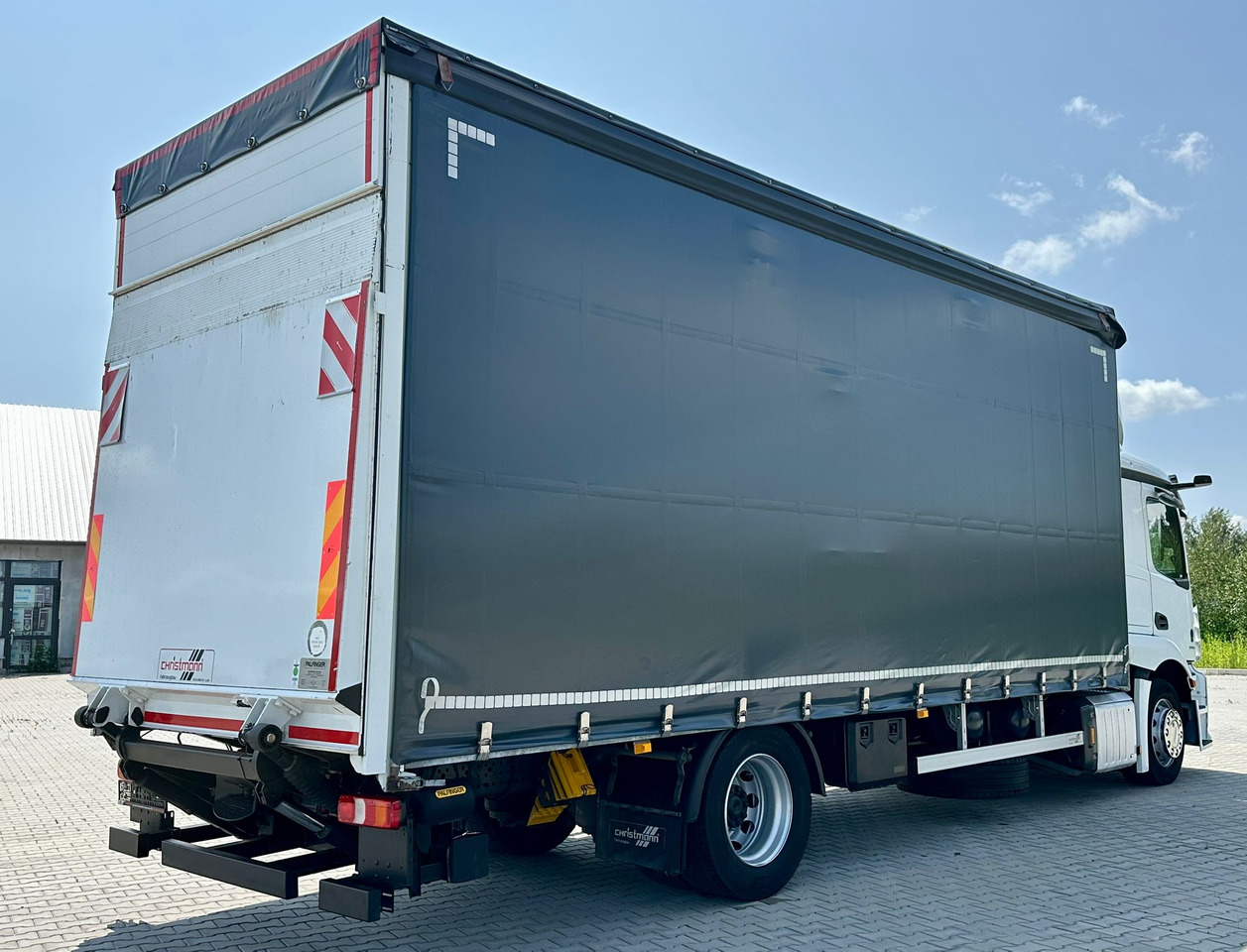 MERCEDES-BENZ ACTROS 1833 / FIRANKA / WINDA / 18 PALET / AUTOMAT / 310 TYS KM / DUŻY SILNIK / 2020 ROK / SYPIALKA - Kamion sa ceradom: slika 3 MERCEDES-BENZ ACTROS 1833 / FIRANKA / WINDA / 18 PALET / AUTOMAT / 310 TYS KM / DUŻY SILNIK / 2020 ROK / SYPIALKA - Kamion sa ceradom: slika 3