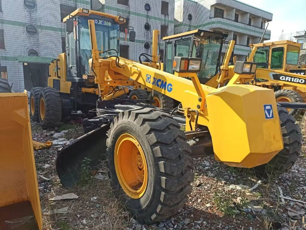 Grejder XCMG GR 180: slika 1