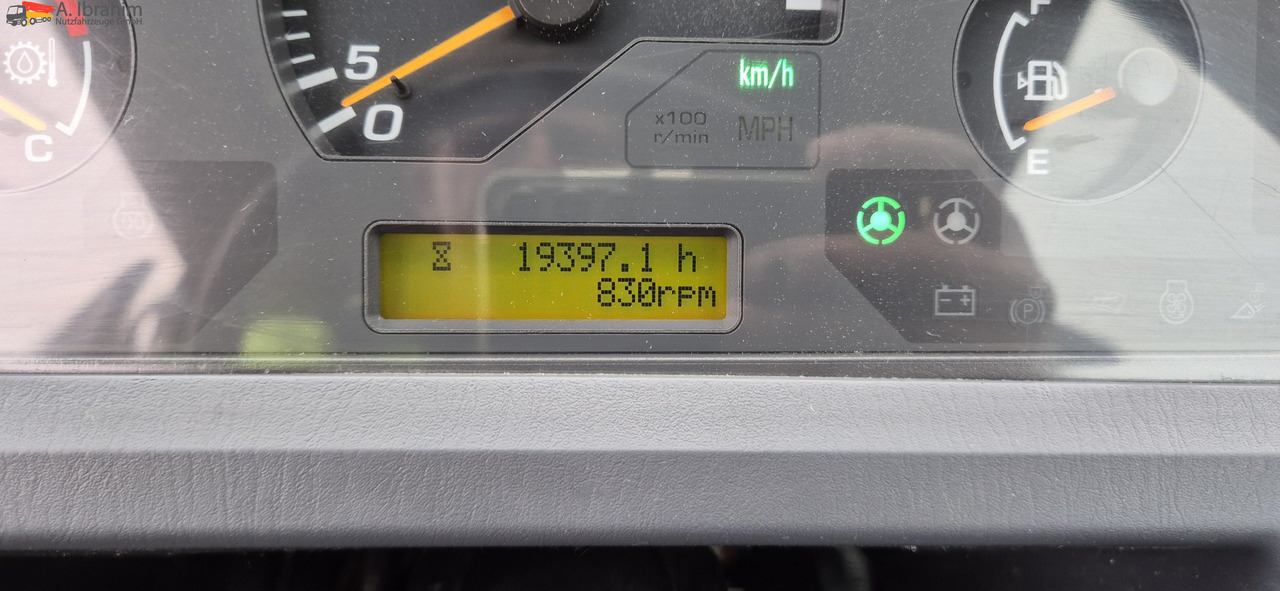 Komatsu WA 250 Zustand technisch ok, optisch 3-4 Unterlagen vorhanden - Utovarivač točkaš: slika 2 Komatsu WA 250 Zustand technisch ok, optisch 3-4 Unterlagen vorhanden - Utovarivač točkaš: slika 2