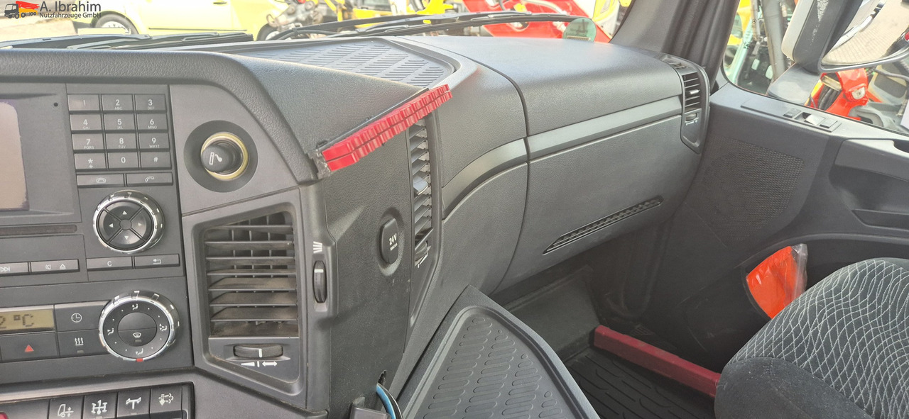 Mercedes-Benz DB 1842H 4x4 Hydrodrive Scheckheft bei Mercedes - Tegljač: slika 2 Mercedes-Benz DB 1842H 4x4 Hydrodrive Scheckheft bei Mercedes - Tegljač: slika 2