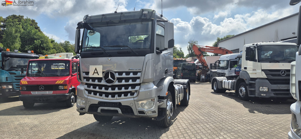 Mercedes-Benz DB 1842H 4x4 Hydrodrive Scheckheft bei Mercedes - Tegljač: slika 1 Mercedes-Benz DB 1842H 4x4 Hydrodrive Scheckheft bei Mercedes - Tegljač: slika 1