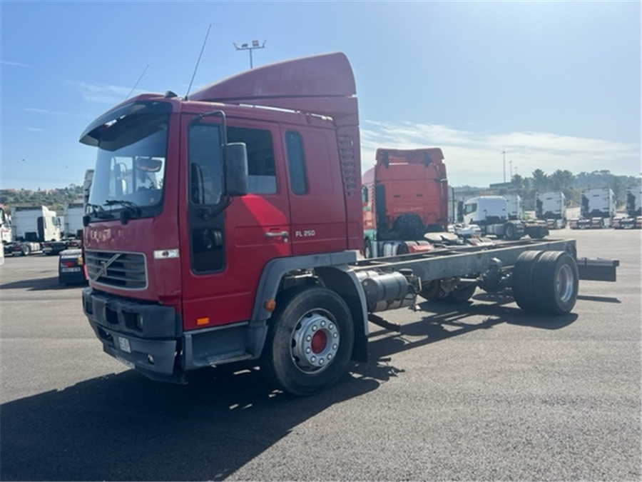 Volvo FL250 - Kamion sa golom šasijom i zatvorenom kabinom: slika 1 Volvo FL250 - Kamion sa golom šasijom i zatvorenom kabinom: slika 1