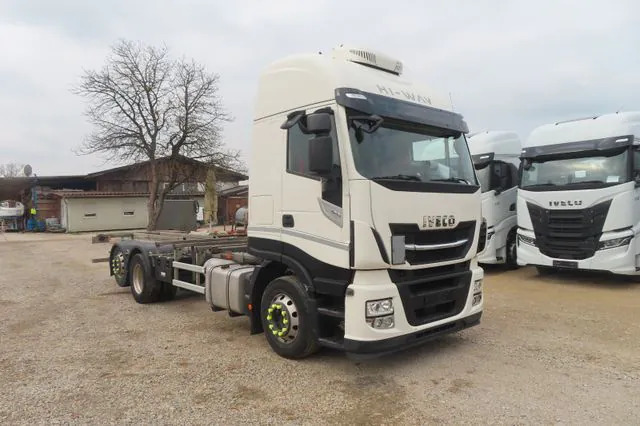 IVECO AS260S42 Y/FP - Kamion sa golom šasijom i zatvorenom kabinom: slika 1 IVECO AS260S42 Y/FP - Kamion sa golom šasijom i zatvorenom kabinom: slika 1
