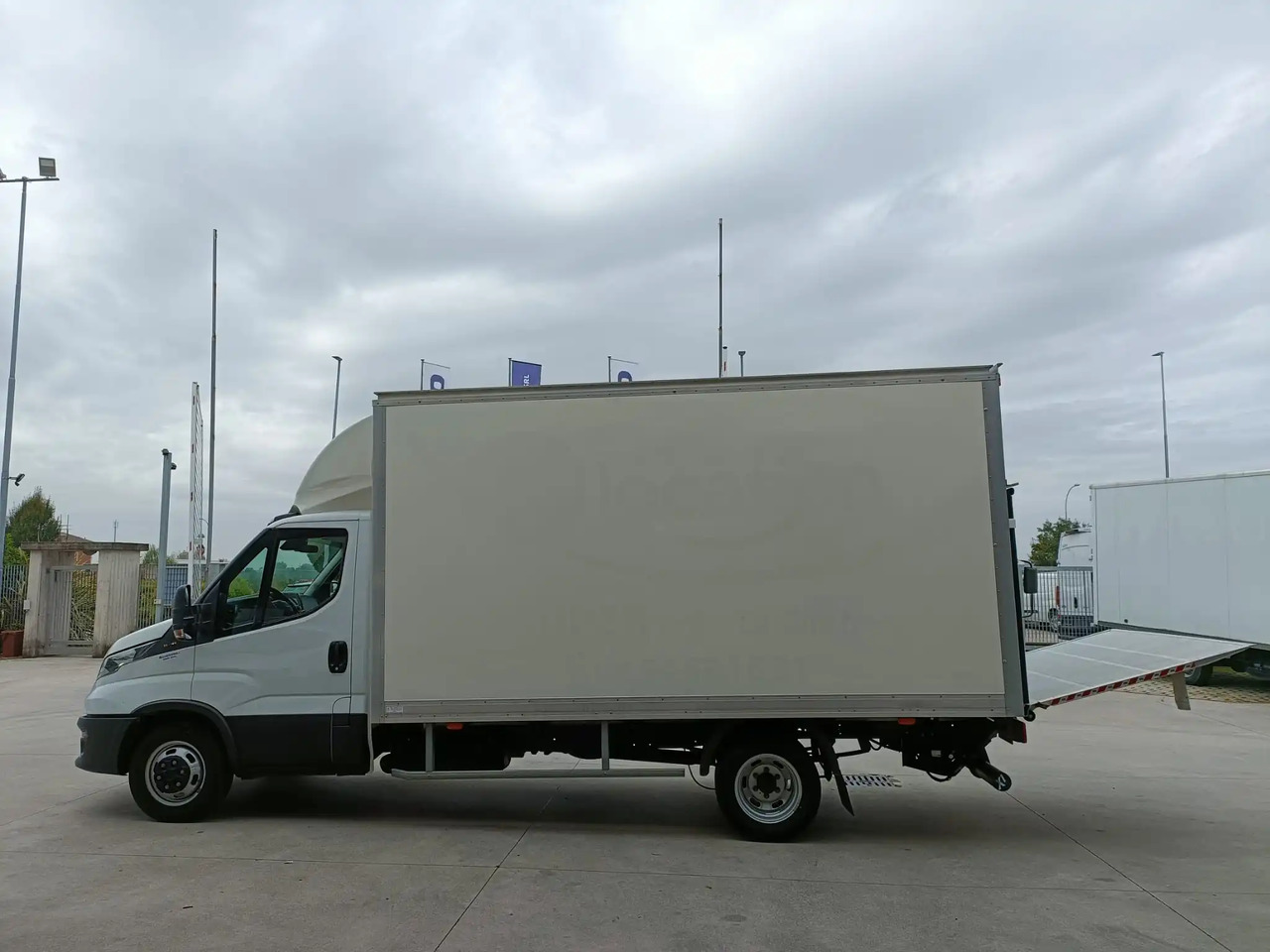 IVECO DAILY 35C16 3.0 - Dostavno vozilo sa zatvorenim sandukom: slika 2 IVECO DAILY 35C16 3.0 - Dostavno vozilo sa zatvorenim sandukom: slika 2
