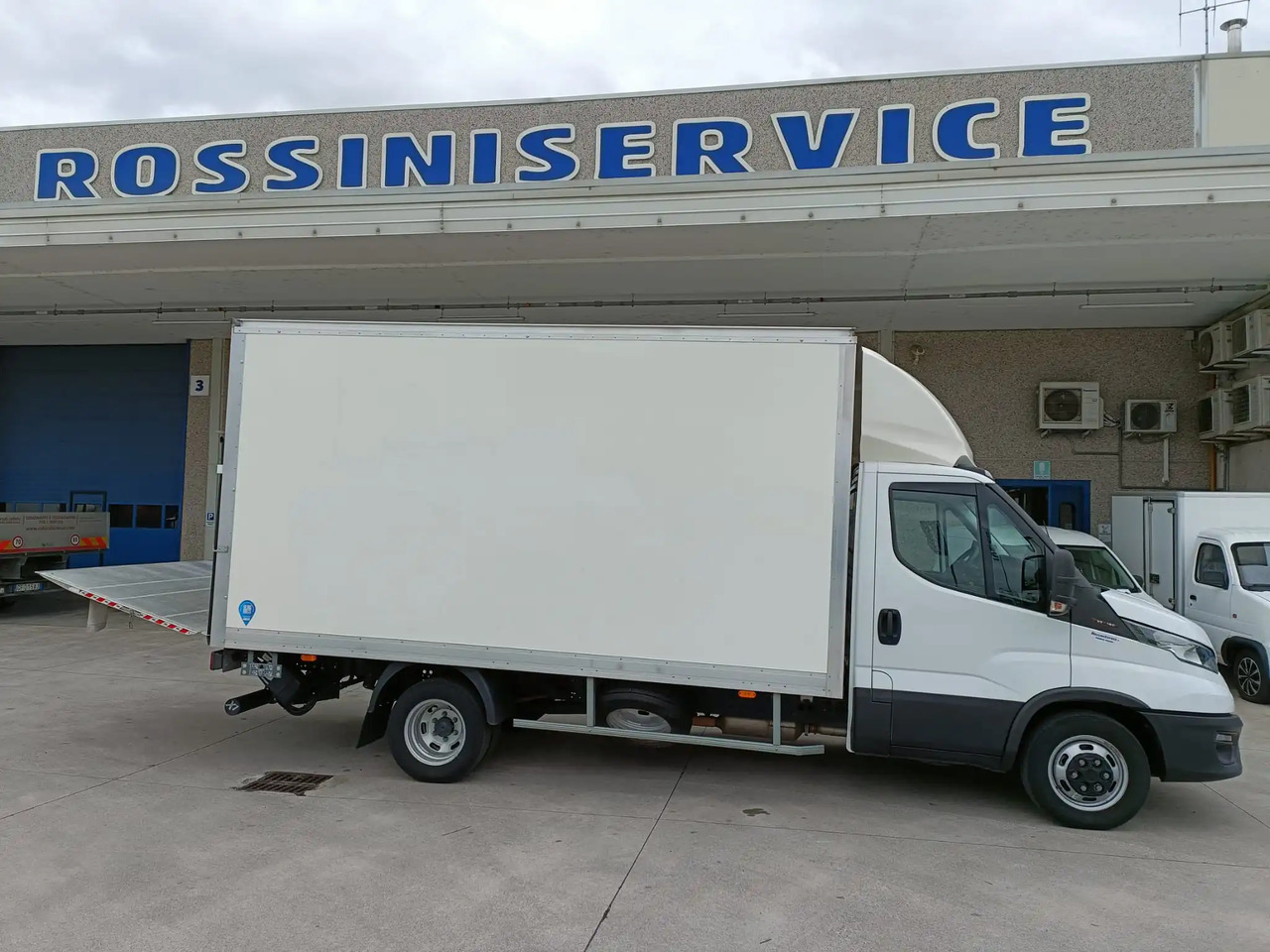 IVECO DAILY 35C16 3.0 - Dostavno vozilo sa zatvorenim sandukom: slika 4 IVECO DAILY 35C16 3.0 - Dostavno vozilo sa zatvorenim sandukom: slika 4