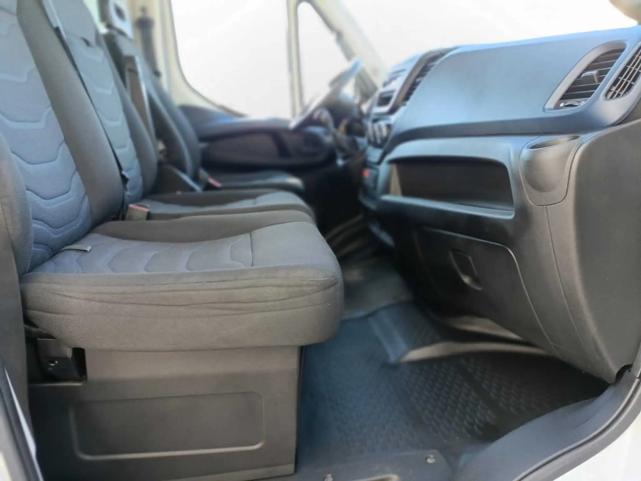 IVECO DAILY 60C18 RIBALTABILE CON GRU - Istovarivač: slika 4 IVECO DAILY 60C18 RIBALTABILE CON GRU - Istovarivač: slika 4