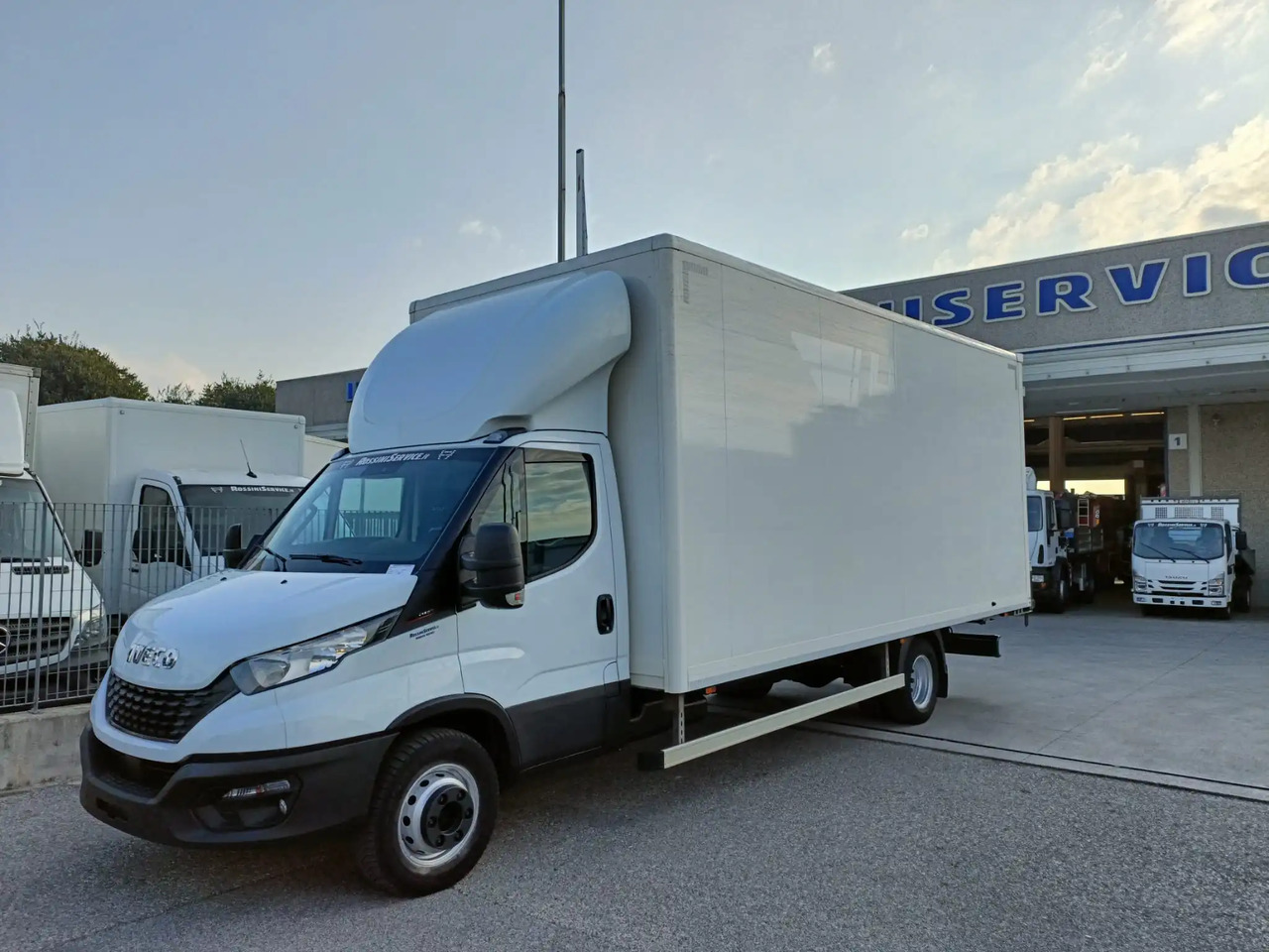 IVECO DAILY 72C18 72.180 HI P - Kamion sa zatvorenim sandukom: slika 2 IVECO DAILY 72C18 72.180 HI P - Kamion sa zatvorenim sandukom: slika 2