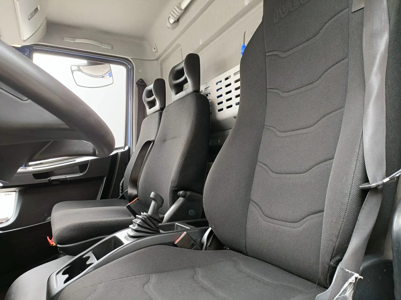 IVECO EUROCARGO 120E22P - Kamion sa golom šasijom i zatvorenom kabinom: slika 5 IVECO EUROCARGO 120E22P - Kamion sa golom šasijom i zatvorenom kabinom: slika 5