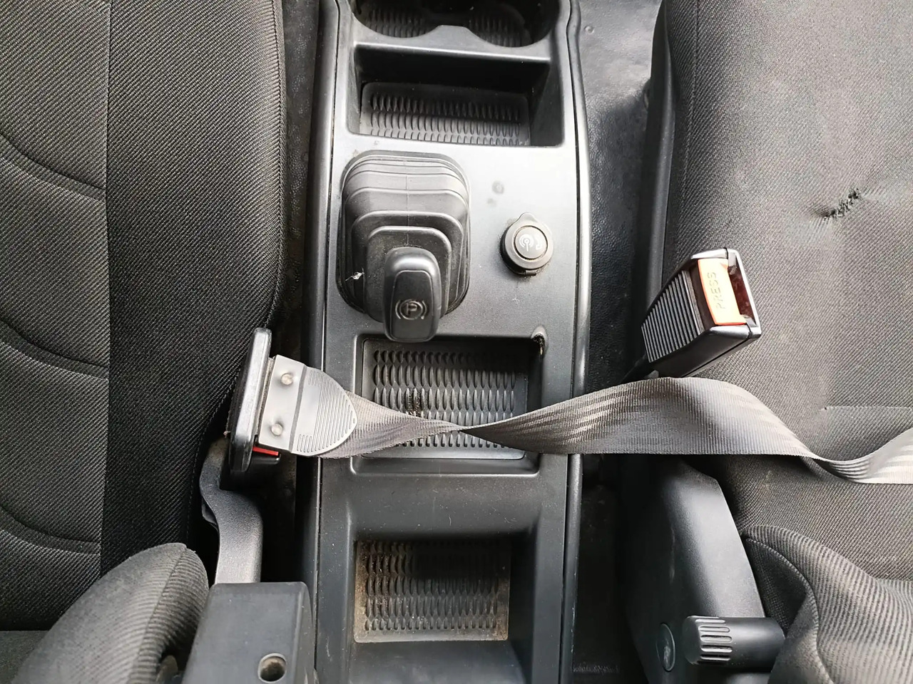 IVECO EUROCARGO 120E22P - Kamion sa golom šasijom i zatvorenom kabinom: slika 4 IVECO EUROCARGO 120E22P - Kamion sa golom šasijom i zatvorenom kabinom: slika 4