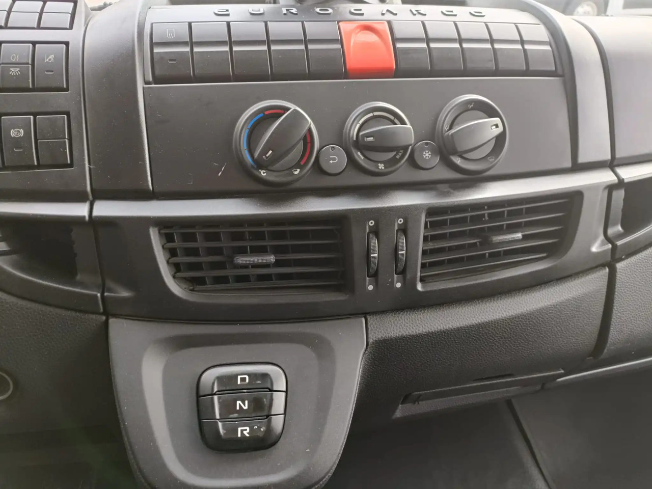 IVECO EUROCARGO 120E22P - Kamion sa golom šasijom i zatvorenom kabinom: slika 5 IVECO EUROCARGO 120E22P - Kamion sa golom šasijom i zatvorenom kabinom: slika 5