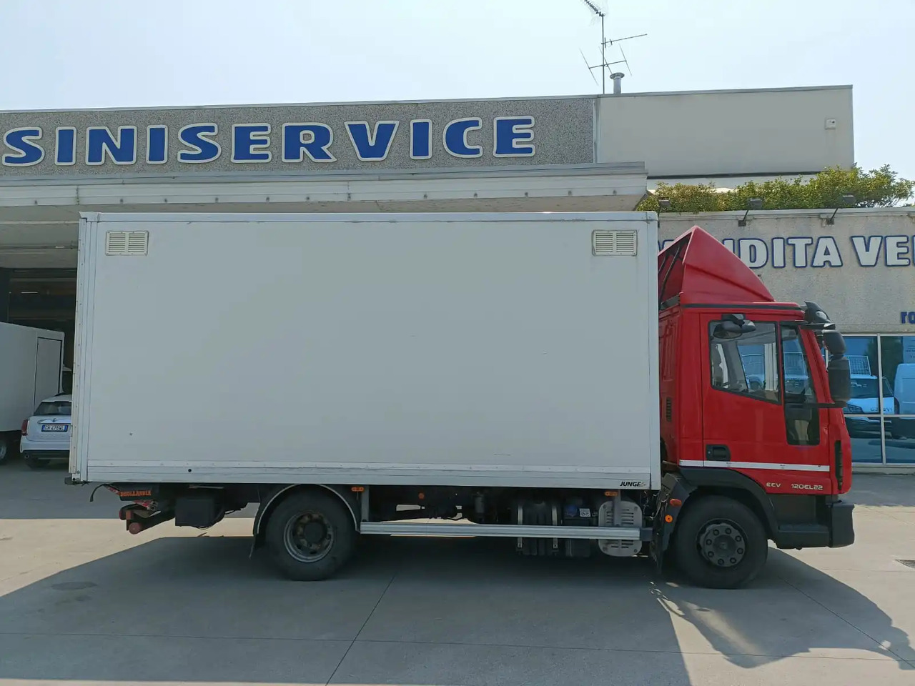 IVECO EUROCARGO 120EL22 - Kamion sa zatvorenim sandukom: slika 4 IVECO EUROCARGO 120EL22 - Kamion sa zatvorenim sandukom: slika 4