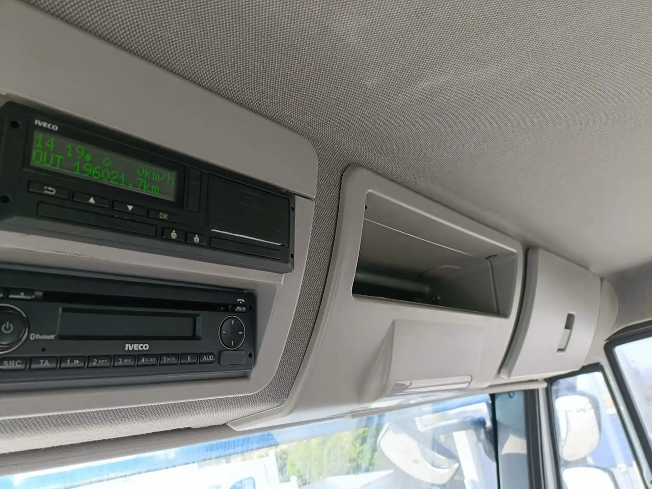 IVECO EUROCARGO 140E28P - Kamion sa golom šasijom i zatvorenom kabinom: slika 2 IVECO EUROCARGO 140E28P - Kamion sa golom šasijom i zatvorenom kabinom: slika 2