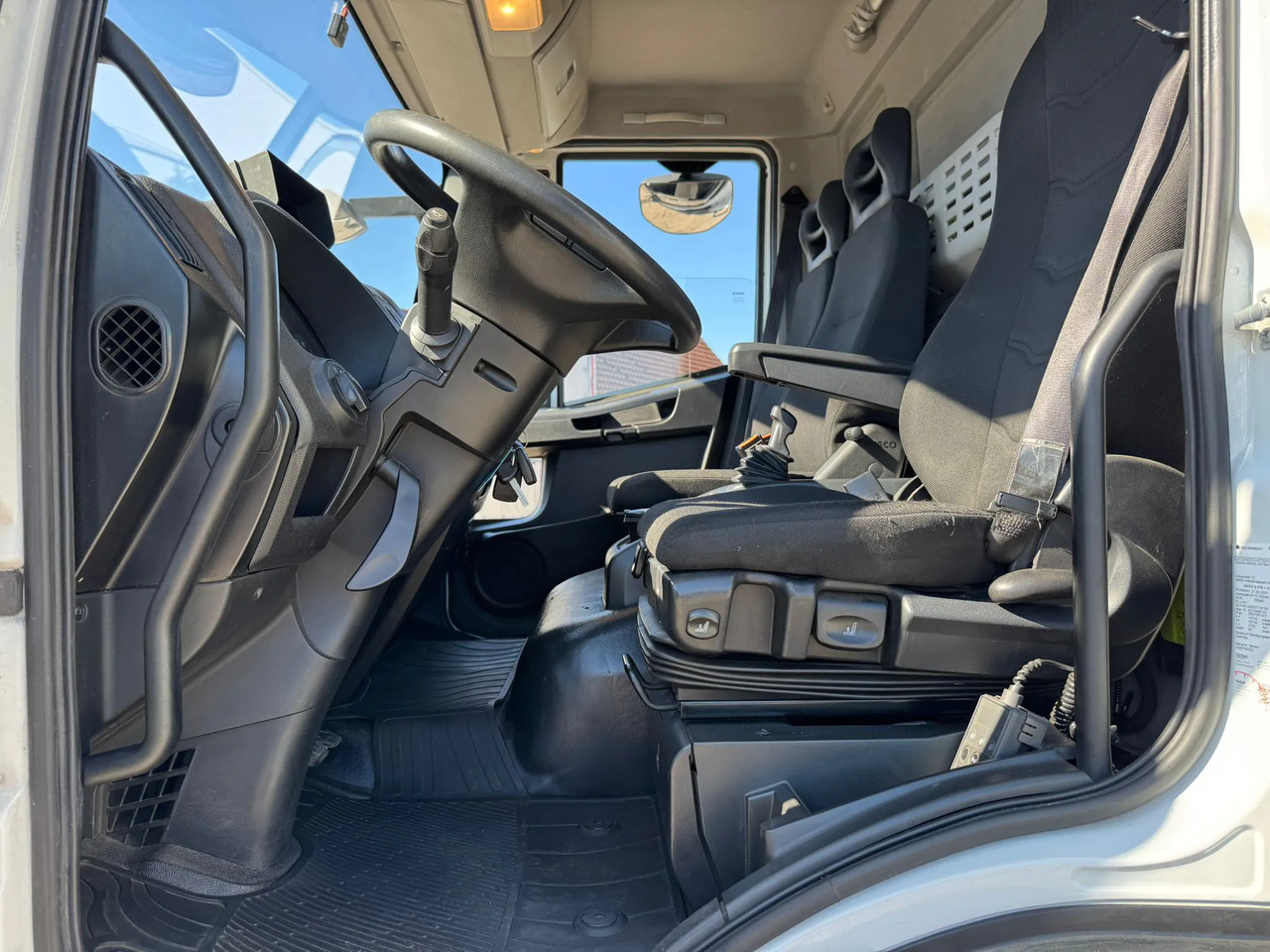 IVECO EUROCARGO 140E28P - Kamion sa ceradom: slika 3 IVECO EUROCARGO 140E28P - Kamion sa ceradom: slika 3