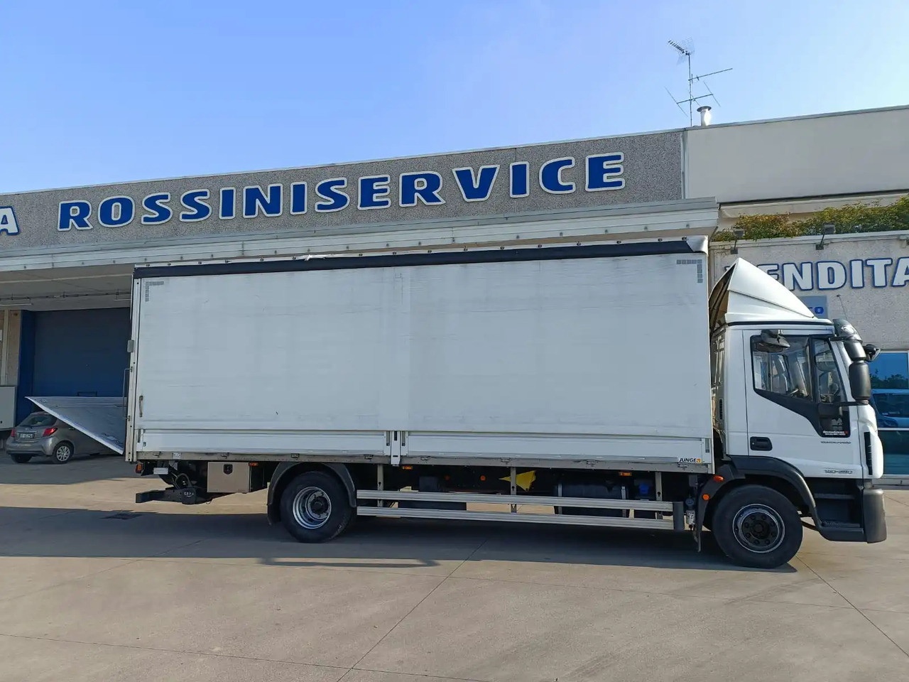 IVECO EUROCARGO 140E28P - Kamion sa ceradom: slika 3 IVECO EUROCARGO 140E28P - Kamion sa ceradom: slika 3