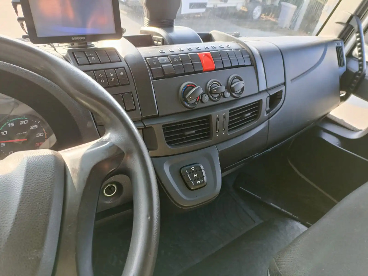 IVECO EUROCARGO 140E28P - Kamion sa golom šasijom i zatvorenom kabinom: slika 5 IVECO EUROCARGO 140E28P - Kamion sa golom šasijom i zatvorenom kabinom: slika 5