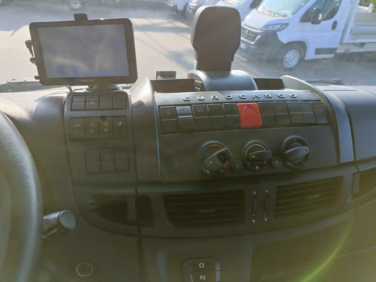 IVECO EUROCARGO 140E28P - Kamion sa golom šasijom i zatvorenom kabinom: slika 3 IVECO EUROCARGO 140E28P - Kamion sa golom šasijom i zatvorenom kabinom: slika 3