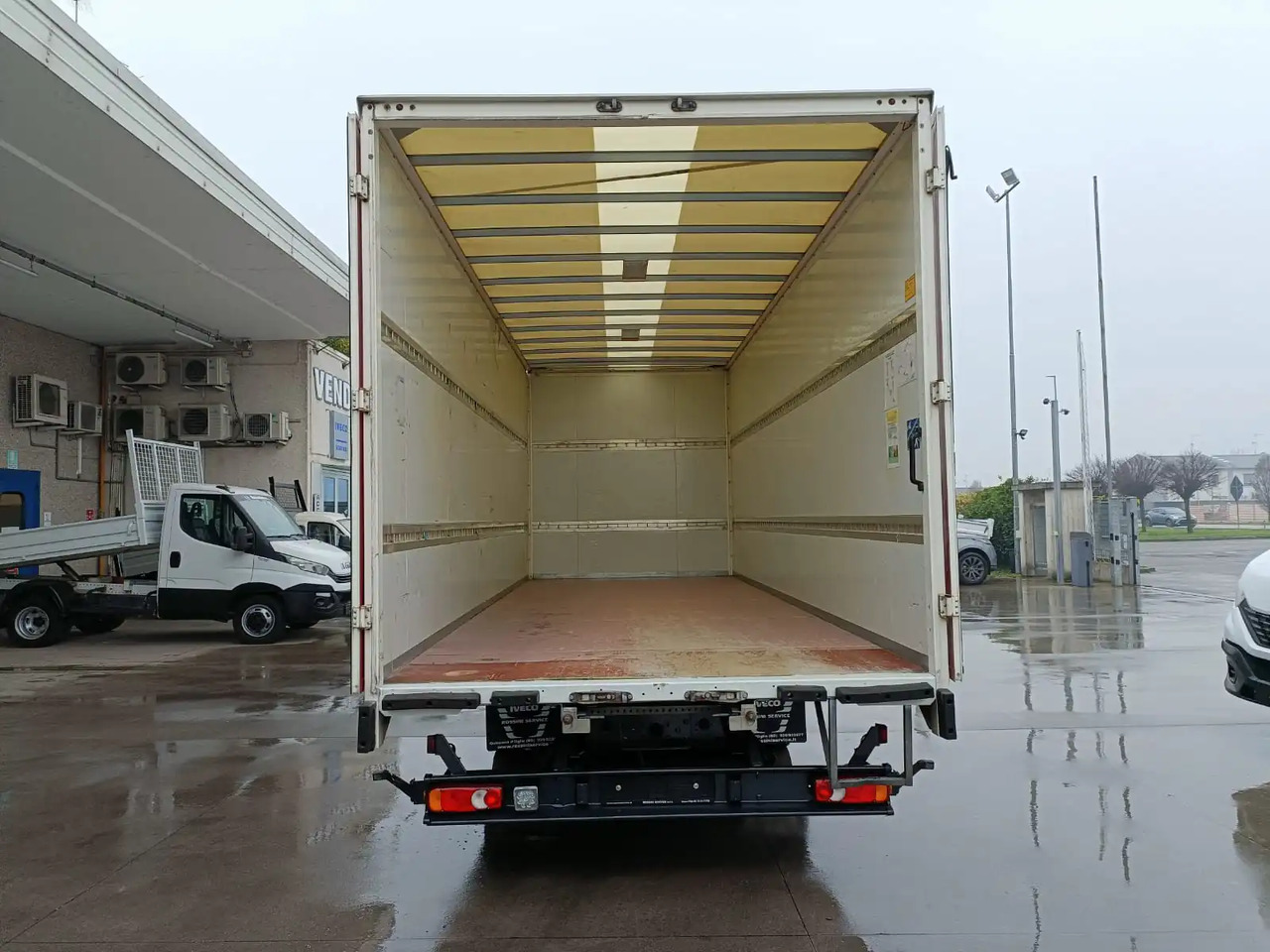 IVECO EUROCARGO 75E19 / 80E19 / 86E19 - Kamion sa zatvorenim sandukom: slika 5 IVECO EUROCARGO 75E19 / 80E19 / 86E19 - Kamion sa zatvorenim sandukom: slika 5
