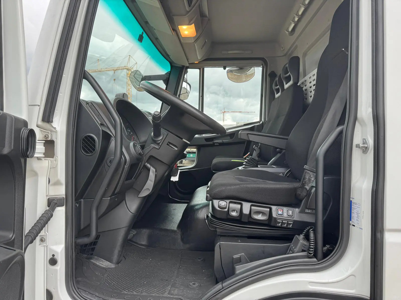 IVECO EUROCARGO 75E19P - Kamion sa golom šasijom i zatvorenom kabinom: slika 2 IVECO EUROCARGO 75E19P - Kamion sa golom šasijom i zatvorenom kabinom: slika 2