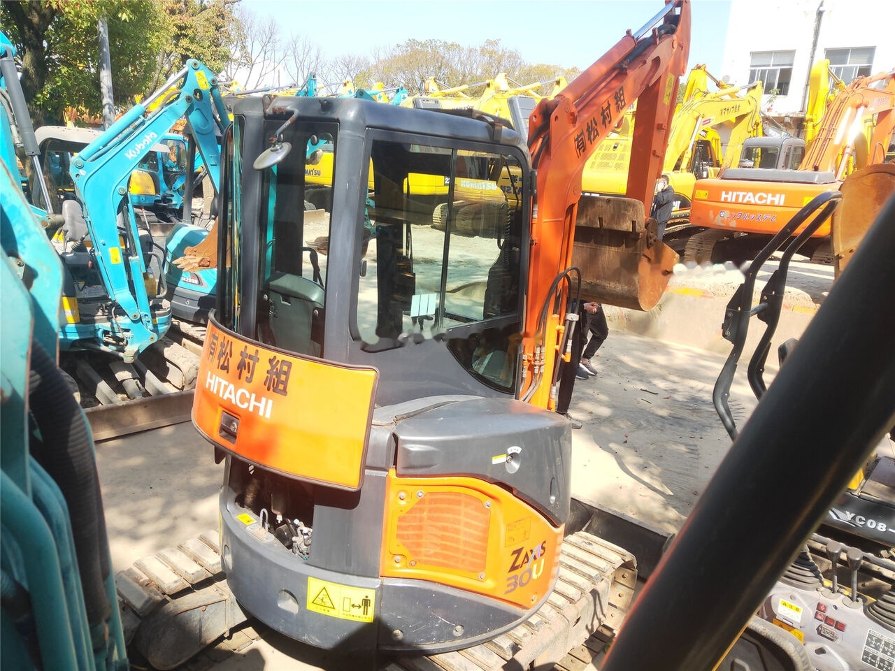 Hitachi ZX30 - Mini bager: slika 1 Hitachi ZX30 - Mini bager: slika 1