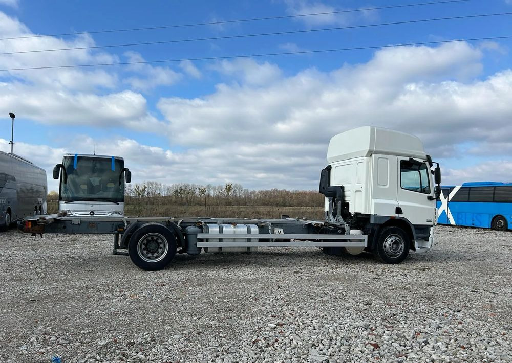 DAF CF75.310 - Kamion sa golom šasijom i zatvorenom kabinom: slika 2 DAF CF75.310 - Kamion sa golom šasijom i zatvorenom kabinom: slika 2
