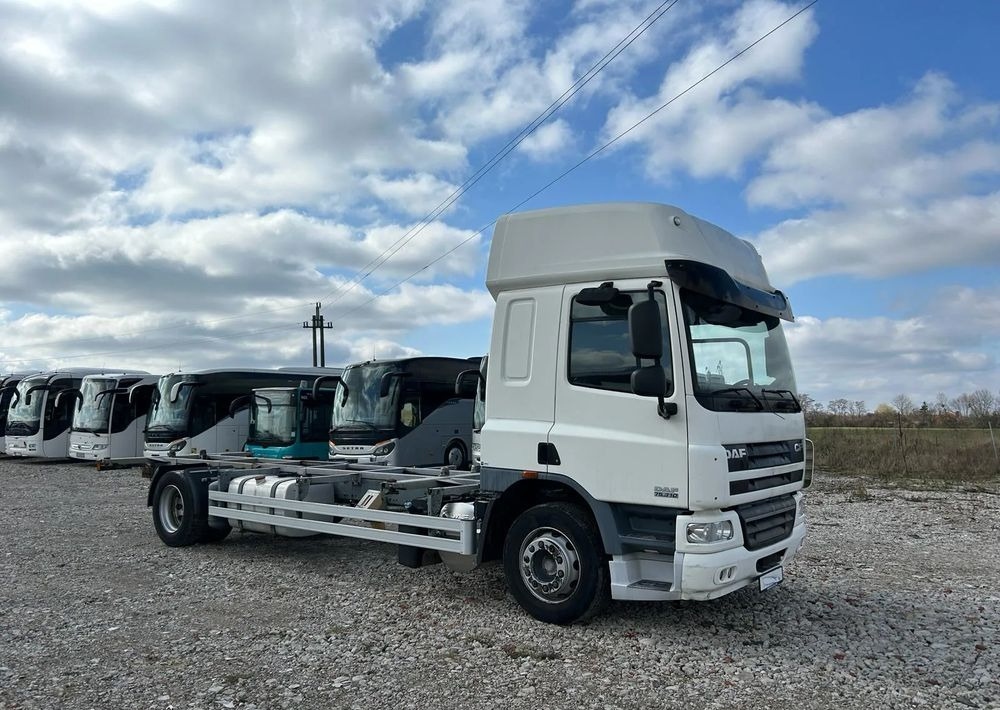 DAF CF75.310 - Kamion sa golom šasijom i zatvorenom kabinom: slika 1 DAF CF75.310 - Kamion sa golom šasijom i zatvorenom kabinom: slika 1