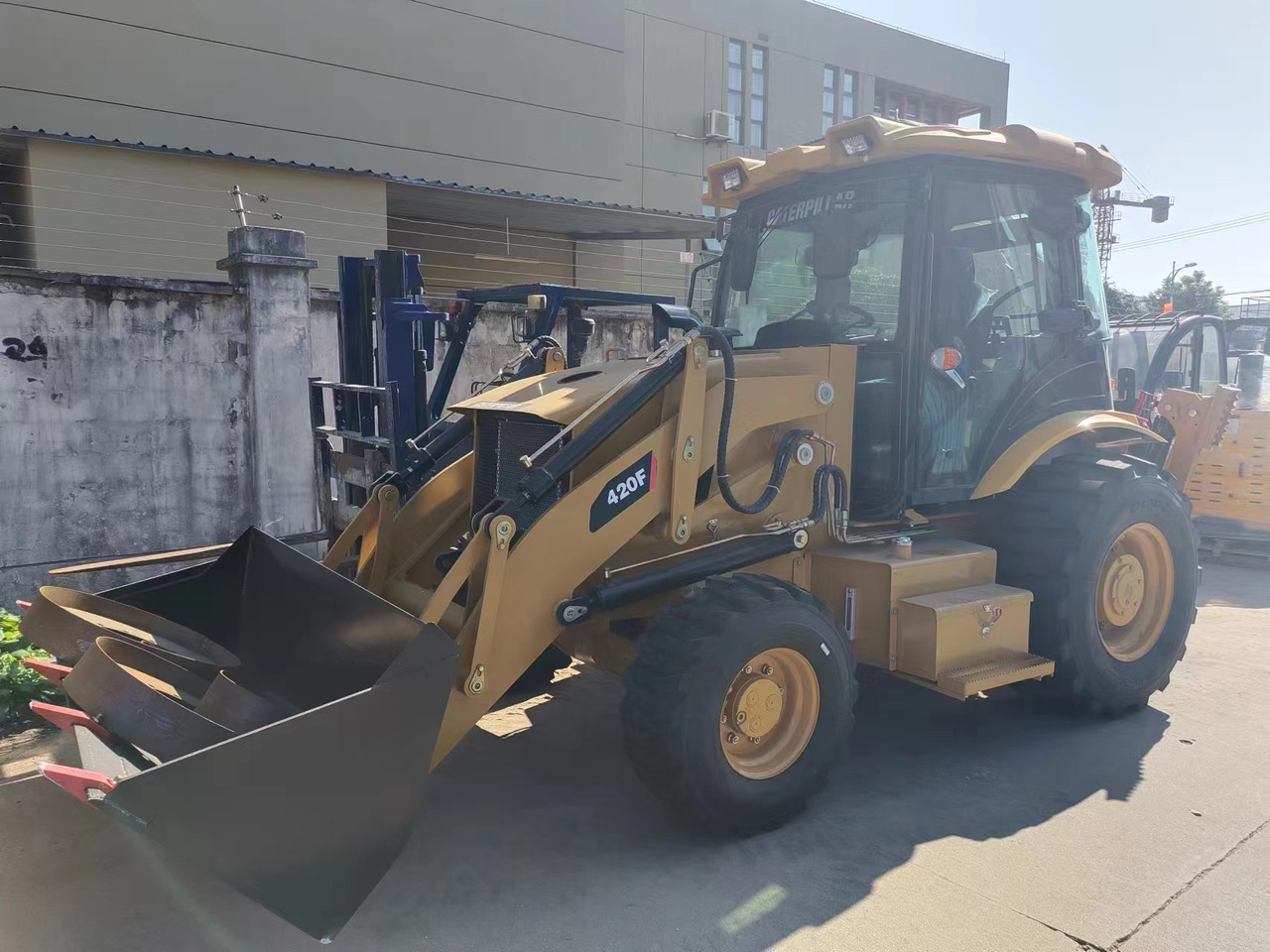 CATERPILLAR 420F - Bager utovarivač: slika 1 CATERPILLAR 420F - Bager utovarivač: slika 1