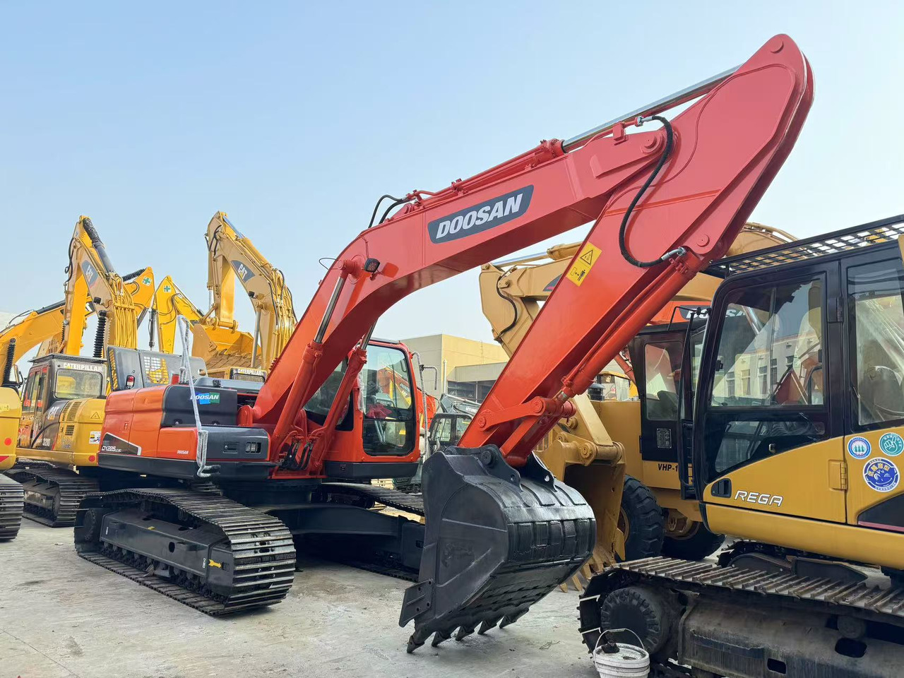 DOOSAN DX225 - Bager guseničar: slika 1 DOOSAN DX225 - Bager guseničar: slika 1