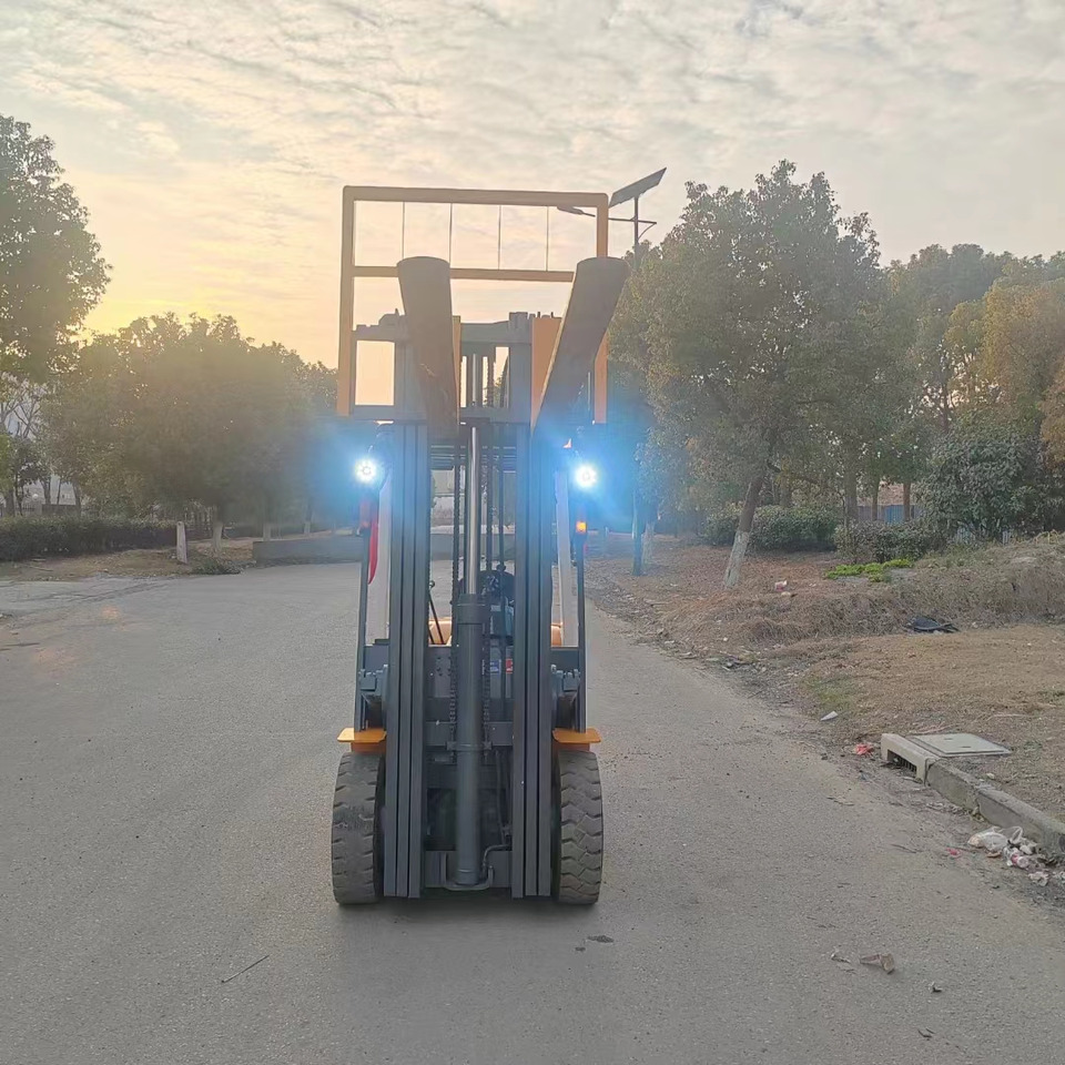 TCM FD30 diesel ISUZU engine forklift from Japan - Dizel viljuškar: slika 4 TCM FD30 diesel ISUZU engine forklift from Japan - Dizel viljuškar: slika 4