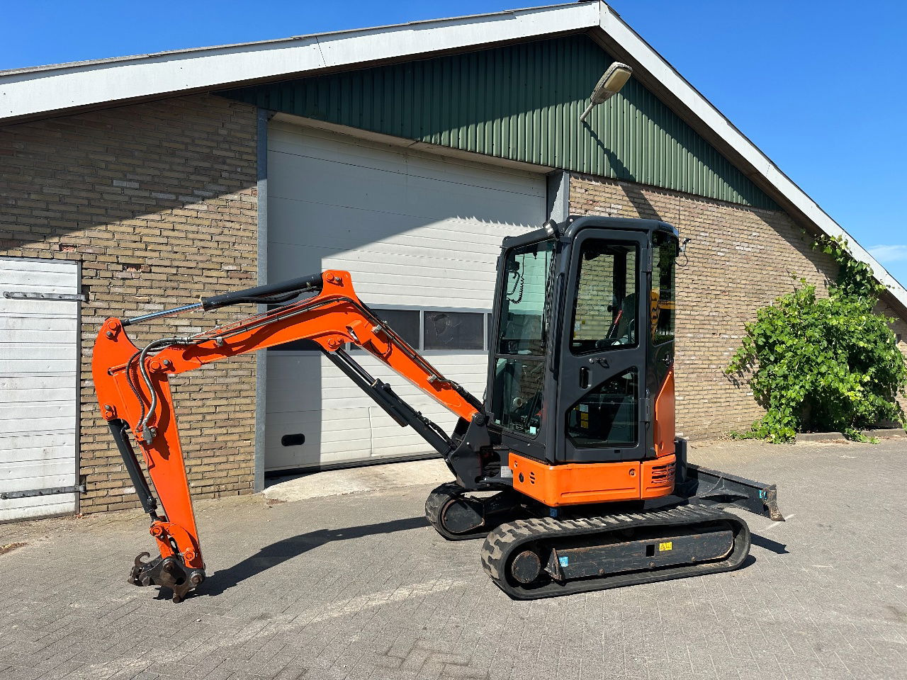 Hitachi ZX26U-6CR - Mini bager: slika 1 Hitachi ZX26U-6CR - Mini bager: slika 1