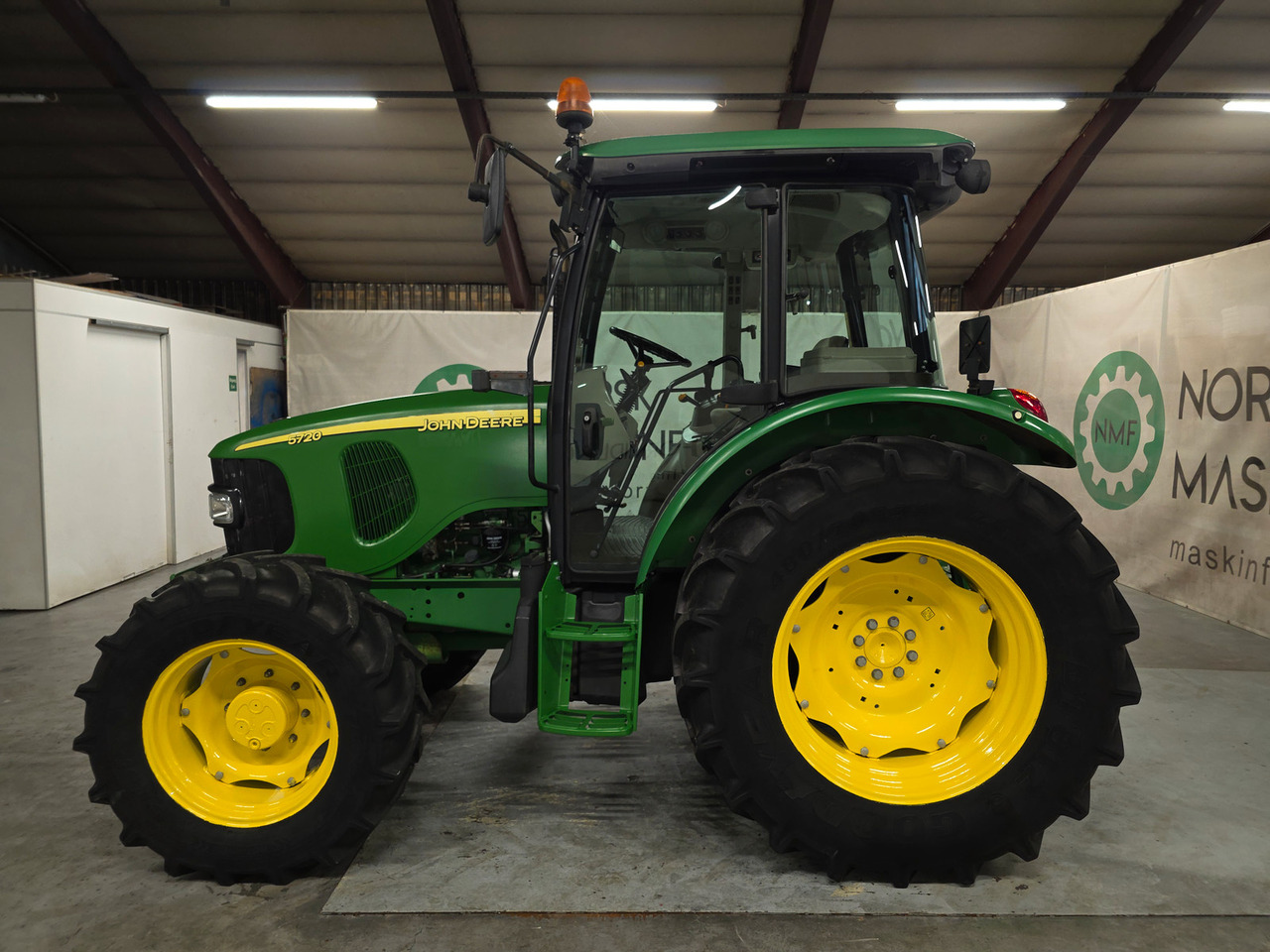 John Deere 5720 - Traktor: slika 2 John Deere 5720 - Traktor: slika 2