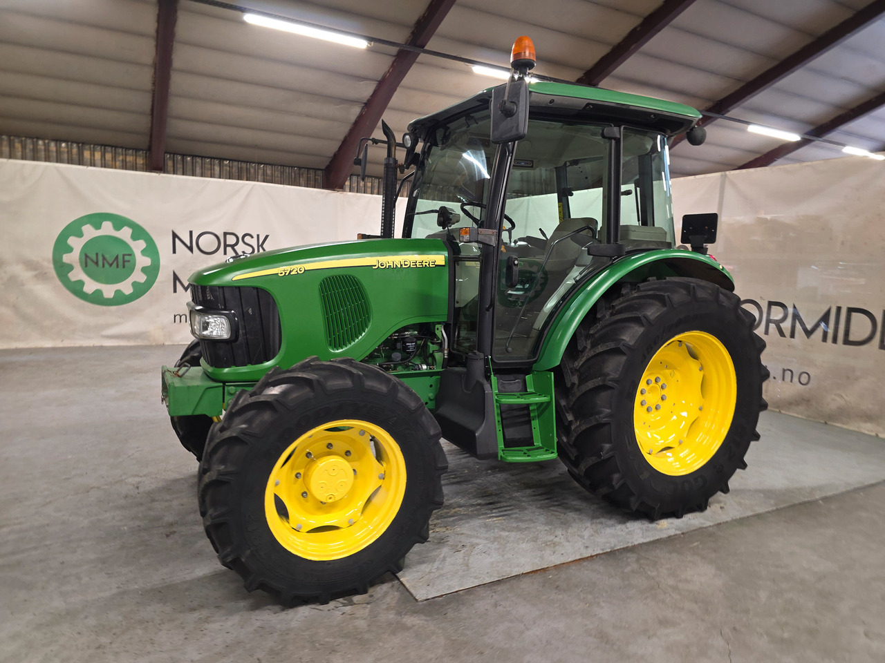 John Deere 5720 - Traktor: slika 1 John Deere 5720 - Traktor: slika 1