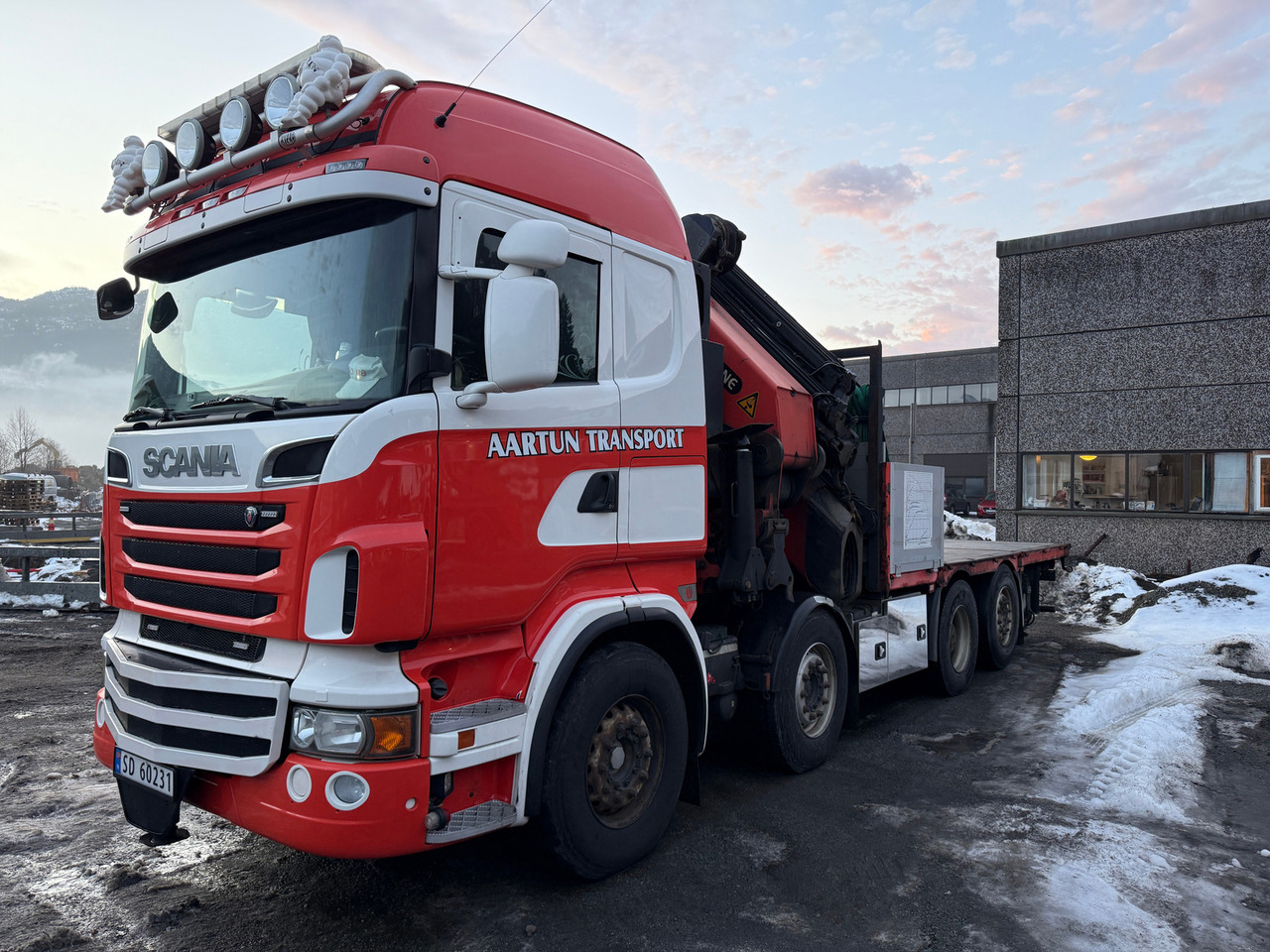 Scania R560 - Kamion sa dizalicom, Kamion sa tovarnim sandukom: slika 1 Scania R560 - Kamion sa dizalicom, Kamion sa tovarnim sandukom: slika 1