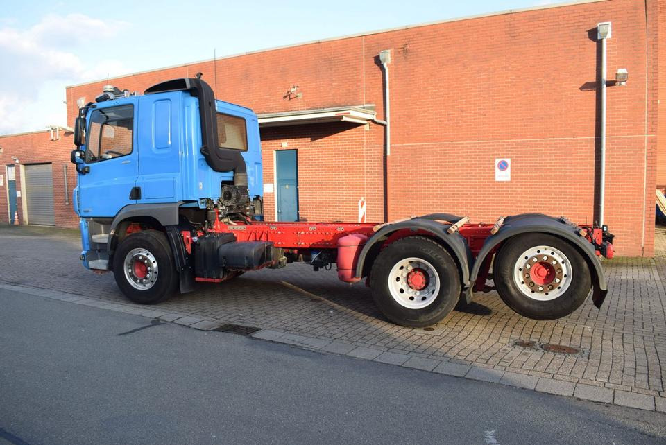 DAF CF 450 6x2 Fahrgestell Klima Navi Lift Retarder - Kamion sa golom šasijom i zatvorenom kabinom: slika 4 DAF CF 450 6x2 Fahrgestell Klima Navi Lift Retarder - Kamion sa golom šasijom i zatvorenom kabinom: slika 4