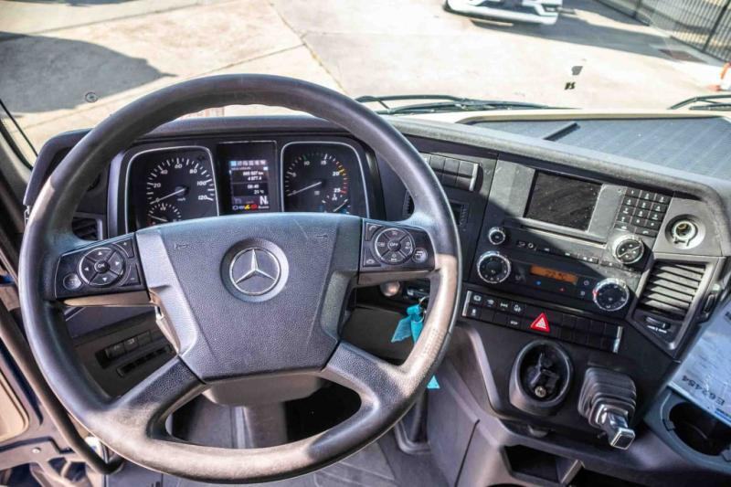 Interior photo 3: Tegljač Mercedes ACTROS 1848 LS