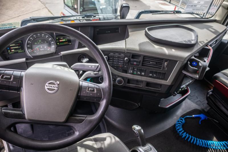 Interior photo 2: Tegljač Volvo FH460+E6+Kiphydr.