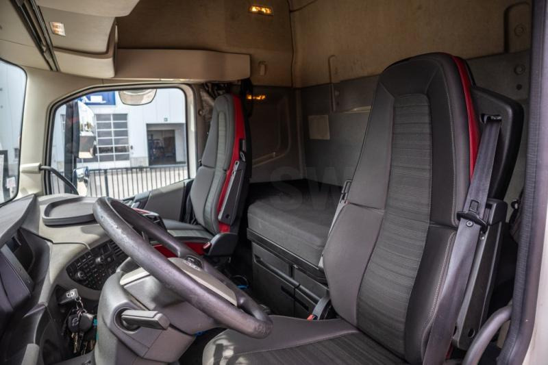 Interior photo 1: Tegljač Volvo FH460+E6+Kiphydr.