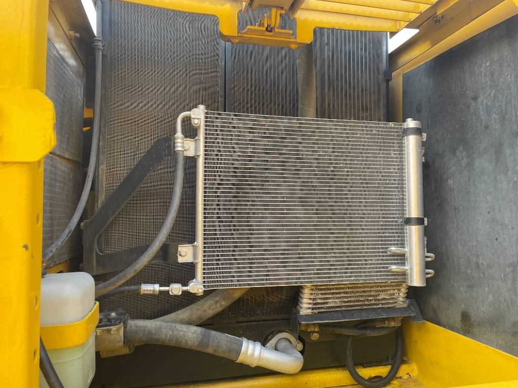 Komatsu PC220 - Bager guseničar: slika 4 Komatsu PC220 - Bager guseničar: slika 4
