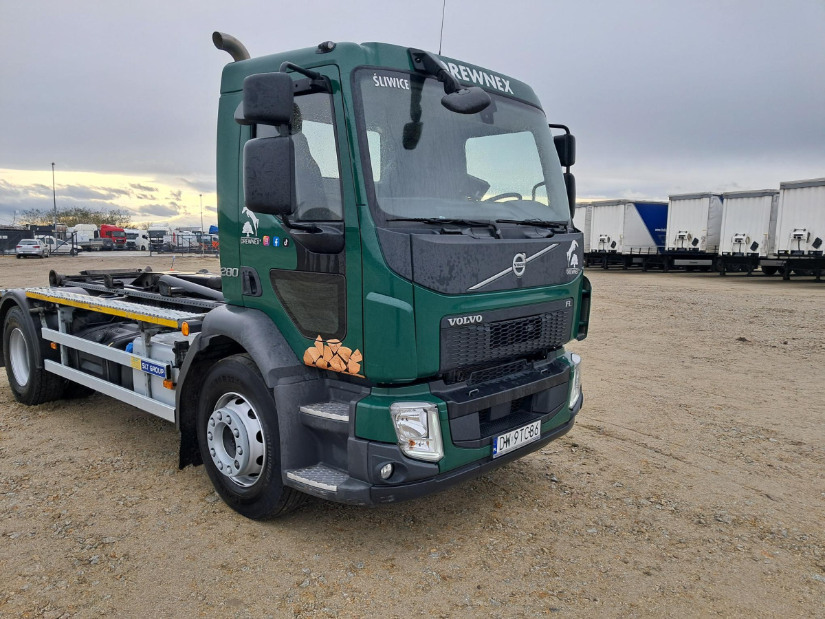 VOLVO FL - Kamion sa hidrauličnom kukom: slika 1 VOLVO FL - Kamion sa hidrauličnom kukom: slika 1