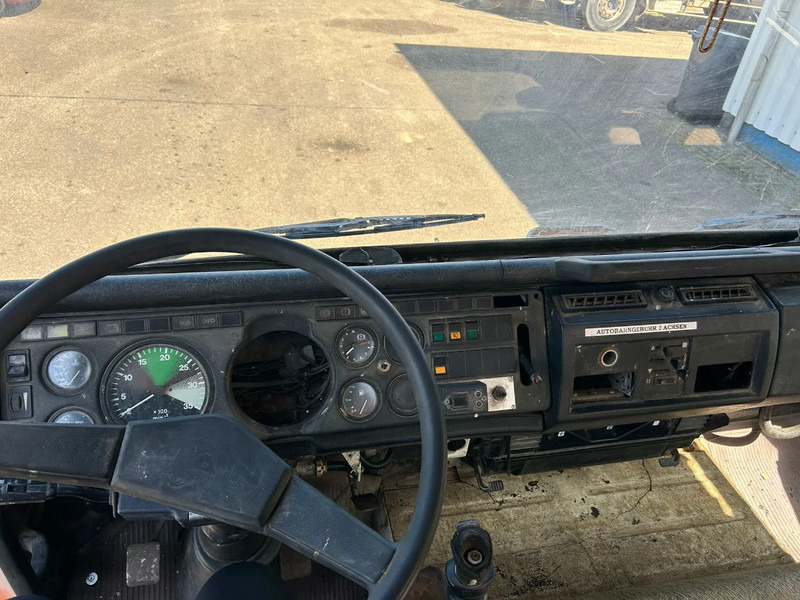 Interior photo 1: Istovarivač MAN 26.281, 6X4, Tipper, Spring Suspension , 362 engine and gearbox