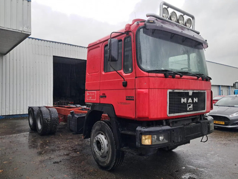 MAN 26-422 , 6x4 , Spring Suspension , ZF Manual Gearbox, Intarder - Kamion sa golom šasijom i zatvorenom kabinom: slika 4 MAN 26-422 , 6x4 , Spring Suspension , ZF Manual Gearbox, Intarder - Kamion sa golom šasijom i zatvorenom kabinom: slika 4