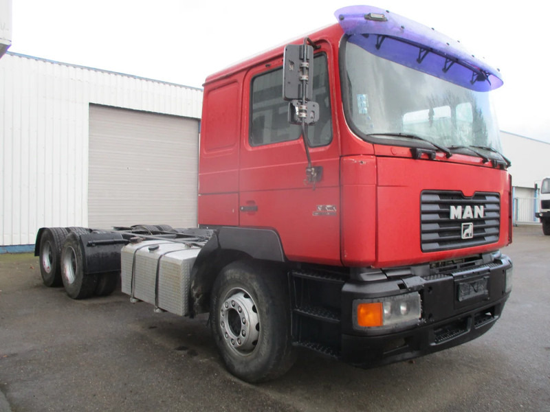MAN F2000 26-414 , , 6x4 , ZF Manual , Spring suspension - Kamion sa golom šasijom i zatvorenom kabinom: slika 4 MAN F2000 26-414 , , 6x4 , ZF Manual , Spring suspension - Kamion sa golom šasijom i zatvorenom kabinom: slika 4