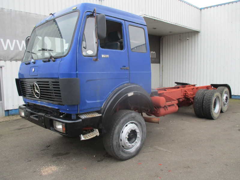 Mercedes-Benz 2435 ,V8 , Bi Turbo, 6x2 , Spring Suspension, Airco - Kamion sa golom šasijom i zatvorenom kabinom: slika 1 Mercedes-Benz 2435 ,V8 , Bi Turbo, 6x2 , Spring Suspension, Airco - Kamion sa golom šasijom i zatvorenom kabinom: slika 1