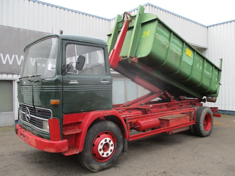 Mercedes-Benz LP 1319 , Oldtimer - Kamion sa hidrauličnom kukom: slika 1 Mercedes-Benz LP 1319 , Oldtimer - Kamion sa hidrauličnom kukom: slika 1